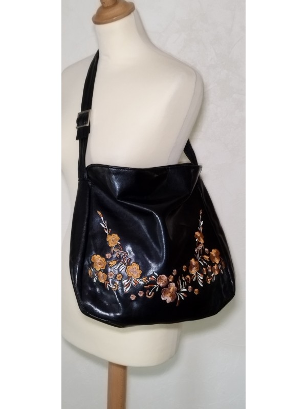 Sac noir et fleurs brodées
